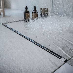 Душовий канал Waterway Stripe 90 см корпус чорний з решіткою Base Slim (wsl900001)