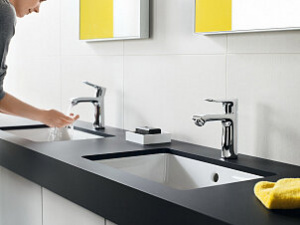Змішувач для раковини Hansgrohe Metris 31285000 з гігієнічним душем.